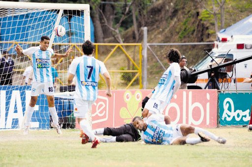 Muchos errores mandaron a la Segunda - de momento - a la UCR. Mario Castillo