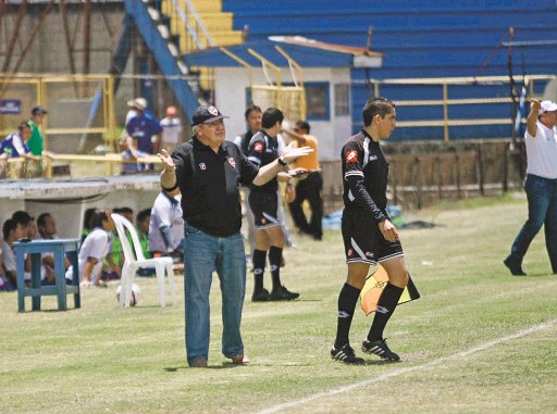 El t&#x00E9;cnico espa&#x00F1;ol pas&#x00F3; de pie. La afici&#x00F3;n brumosa lo trat&#x00F3; bien en general. Meylin Aguilera