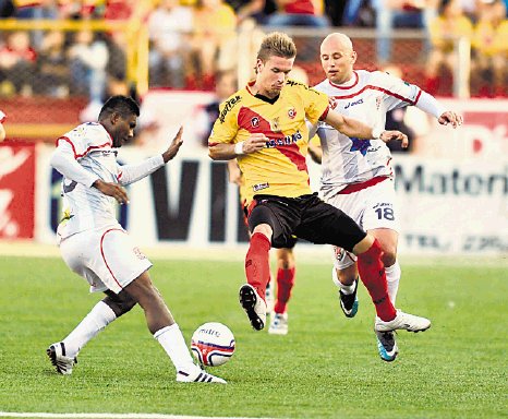 El argentino Maximiliano Badell hizo un buen juego ante el Santos de Gu&#x00E1;piles. Sali&#x00F3; sustituido al minuto 61. Carlos Borb&#x00F3;n