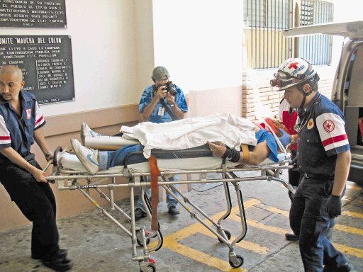 Tras el accidente, a Gerardo Cort&#x00E9;s lo reportaron delicado en emergencias del hospital San Juan de Dios. Mario Guevara.