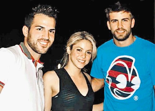 Shakira junto a Cesc F&#x00E1;bregas y su novio, ambos seleccionados.