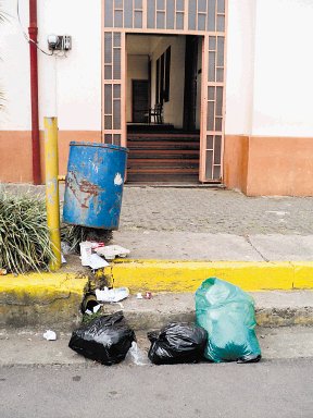 Basureros son inservibles en Puriscal. Muchos est&#x00E1;n en mal estado. M. Gamboa.