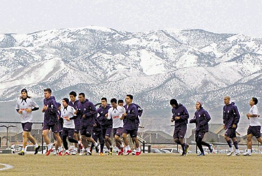 Los morados, quienes ayer entrenaron en Sandy, Utah, esperan ser mortales al salir con bal&#x00F3;n dominado desde el mediocampo. Milton Montenegro.