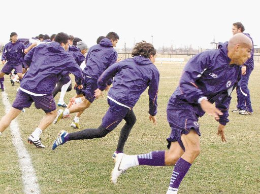   Saprissa entren&#x00F3; fuerte ayer en el campo de la empresa de bebidas hidratantes, Xango. Aqu&#x00ED; Sequeira y dem&#x00E1;s morados efect&#x00FA;an piques.