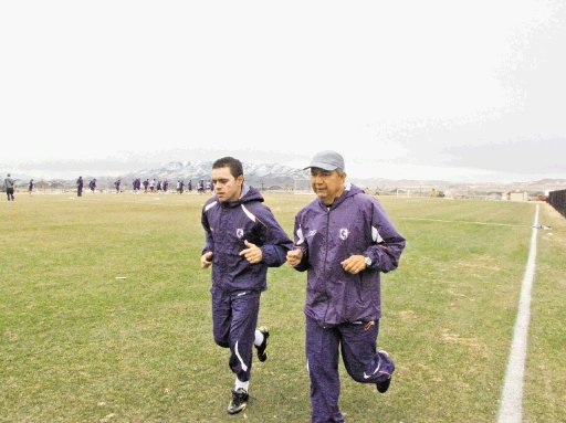   Junto a su asistente R&#x00E1;ndall Row, Juan Manuel &#x00C1;lvarez, t&#x00E9;cnico mexicano de Saprissa, le puso al entrenamiento. El hombre entr&#x00F3; en calor.