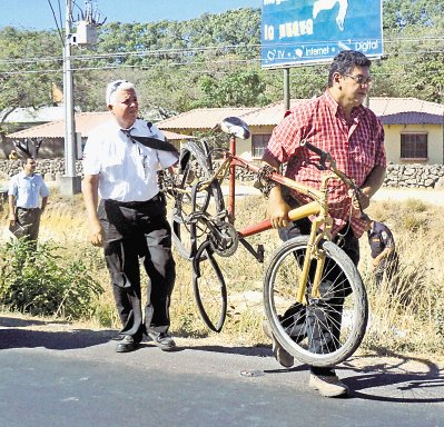 El arco y el aro de su bicicleta #26 quedaron inservibles. Agentes del OIJ buscan al responsable. Christian Campos.