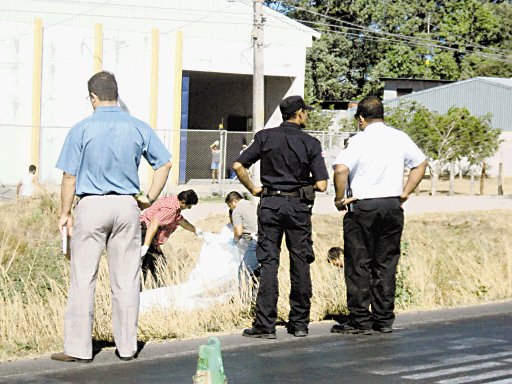 La Cruz Roja lleg&#x00F3; a las 5:30 a.m., pero era demasiado tarde. El cuerpo fue enviado luego al Complejo Forense. C. Campos.