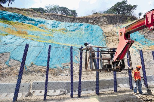 Ayer se trabajaba en una malla de protecci&#x00F3;n que est&#x00E1; colocada a la orilla de la pista. Rafael Pacheco.