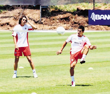   Jos&#x00E9; Salvatierra entren&#x00F3; ayer por primera vez con la Selecci&#x00F3;n Mayor. El joven lateral manudo realiz&#x00F3; toques de bal&#x00F3;n junto al sancarle&#x00F1;o &#x00C1;lvaro S&#x00E1;nchez.