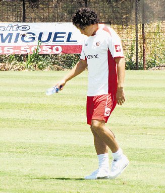   Una contractura muscular dej&#x00F3; fuera del microciclo a Randall &#x201C;Chiqui&#x201D; Brenes. El florense Jos&#x00E9; Miguel Cubero tampoco entren&#x00F3;, debido a que sufri&#x00F3; un trauma en el pie izquierdo.