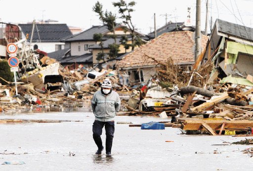 Un hombre busca los restos de su casa, en Miyagi. AFP.