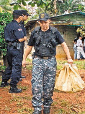 Un oficial del OIJ con bolsas de evidencia. C. Hern&#x00E1;ndez.
