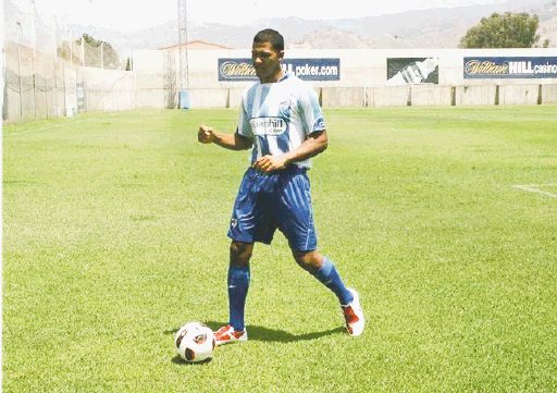   El venezolano del M&#x00E1;laga, es un p&#x00ED;vot con t&#x00E9;cnica y olfato goleador. El juego a&#x00E9;reo es su fuerte.