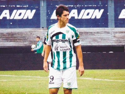   Es argentino y juega en Banfield. Fue el goleador de los &#x201C;ch&#x00E9;s&#x201D; en el sudamericano de Per&#x00FA;.