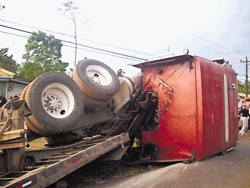 Cami&#x00F3;n se volc&#x00F3; despu&#x00E9;s del choque. E..Chinchilla.