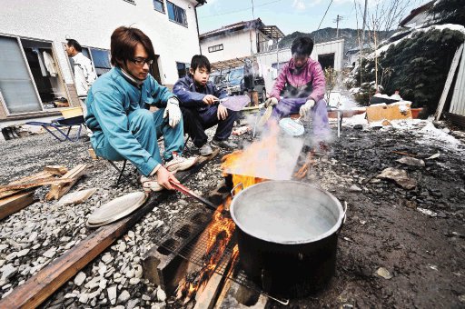 Miles perdieron sus hogares. Estos residentes cocinan en el pueblo de Otsuchi, golpeado por el maremoto. AFP.