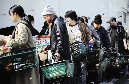 Muchos hacen fila para obtener comidas y bebidas. AFP.