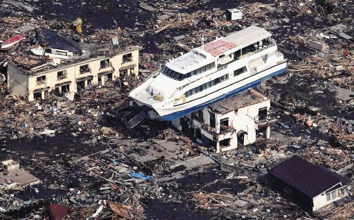 El tsunami arrastr&#x00F3; a tierra un barco, que qued&#x00F3; encima de un edificio, en Otsuchi. AFP.