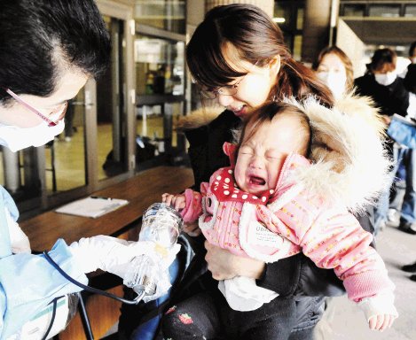 Una beb&#x00E9; llora al ser monitoreada por las autoridades. AP.
