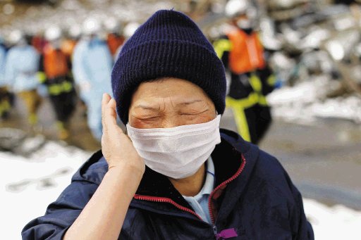 Kazuko Sugawara busc&#x00F3; a sus vecinos. EFE.