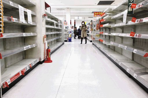 Una mujer buscaba productos en un supermercado. EFE.