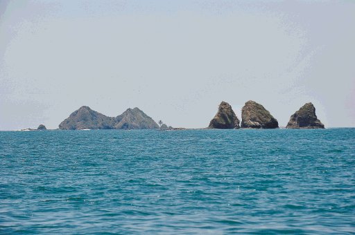 De fondo isla Ballena y las rocas &#x201C;Tres hermanas&#x201D;. R. Pacheco.