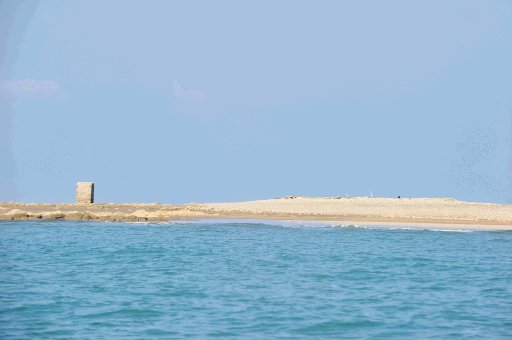 En bote, as&#x00ED; se aprecia de cerca el islote que forma la parte final de la &#x201C;cola de ballena&#x201D; y adonde siempre se ha llegado en marea baja. R. Pacheco.