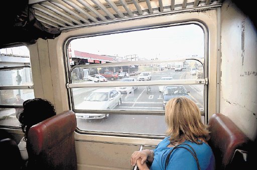 Personas optan viajar en tren por la disminuci&#x00F3;n del tiempo que tardan en llegar a sus casas. Foto: Jos&#x00E9; Rivera.