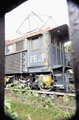 Una antigua locomotora adorna la zona verde en la Estaci&#x00F3;n al Pac&#x00ED;fico. Los recorridos a la provincia puntarenense se realizan de forma espor&#x00E1;dica. Foto: Alex&#x00E1;nder Ot&#x00E1;rola.