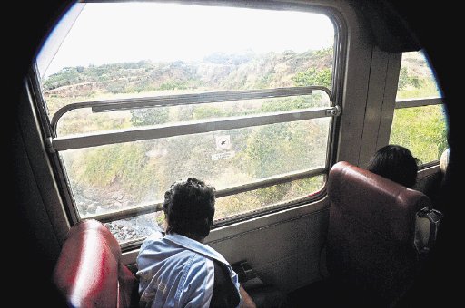 En el paso por el puente &#x201C;negro&#x201D;, en el que ocurri&#x00F3; una de las historias m&#x00E1;s tr&#x00E1;gicas del pa&#x00ED;s, las personas ven el cauce del r&#x00ED;o Virilla. Foto: Jos&#x00E9; Rivera.