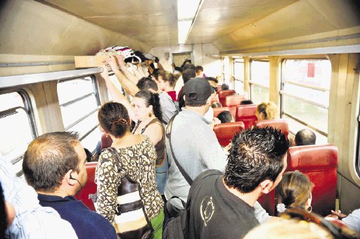 Manuel Castro Calder&#x00F3;n uno de los usuarios del tren San Jos&#x00E9;-Heredia, record&#x00F3; como en los inicios del tren hab&#x00ED;a menos gente que lo utilizaba. Foto: Jos&#x00E9; Rivera.