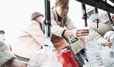 Masako Sawasato recog&#x00ED;a agua, en Ofunato. Internet.