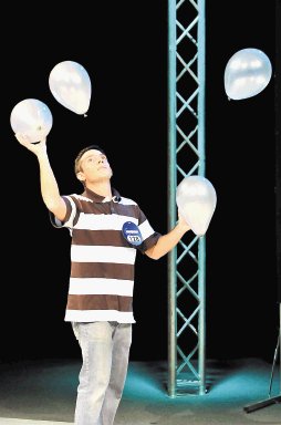 Tony L&#x00F3;pez en acci&#x00F3;n con cuatro globos. Manuel Vega.