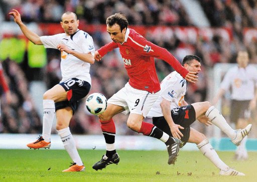 El Manchester jugaba con diez hombres, cuando Berbatov anot&#x00F3; el gol del triunfo sobre el Bolton en el minuto 87. AP