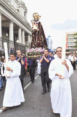 La procesi&#x00F3;n abri&#x00F3; la fiesta en la capital. M. Vega.