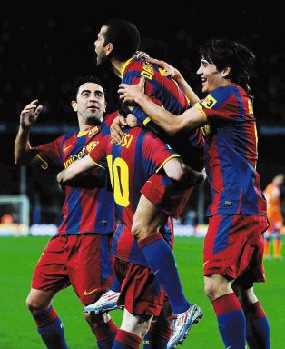 Alves festej&#x00F3; su gol con Messi, Xavi y Bojan, quien jug&#x00F3; su partido 100 en la Liga con el Barcelona, donde acumula 25 anotaciones. AFP