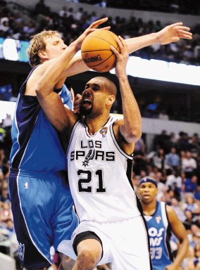 Spurs derrotaron a Dallas y pasan a la fase final. EFE.