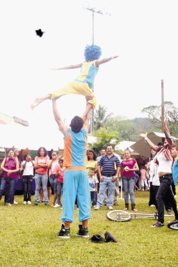 Los contorsionistas asombraron a los presentes con sus rutinas. Alejandro Nerdrik.