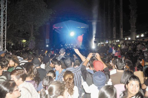 Cientos disfrutaron del concierto de apertura del festival la noche del viernes. Kathy Chavarr&#x00ED;a.