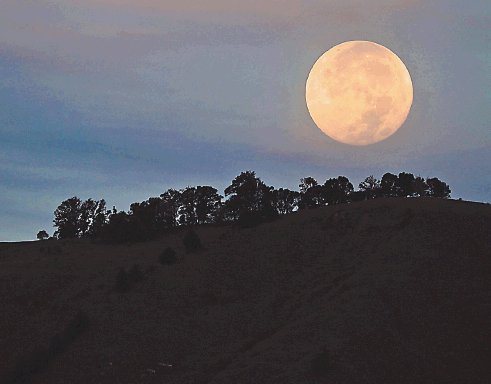 La Luna llena tiende a afectar las mareas, pero no a niveles que atemoricen a la poblaci&#x00F3;n. R. Pacheco.