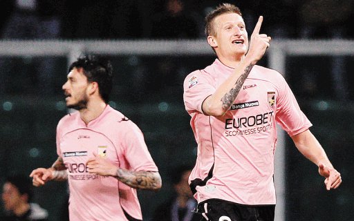 Dorin Nicolae celebra su gol anotado ante el Mil&#x00E1;n, que adem&#x00E1;s abre una puerta para que el Inter se acerque al l&#x00ED;der. Reuters.