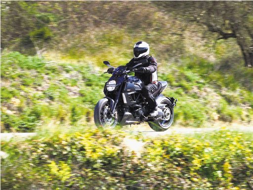 Para sus viajes en motocicleta es esencial tambi&#x00E9;n utilizar la ropa adecuada. 