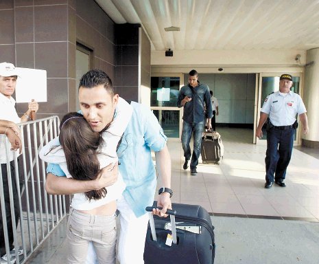 A su llegada ayer al aeropuerto Juan Santamar&#x00ED;a los esperaban familiares. Carlos Borb&#x00F3;n