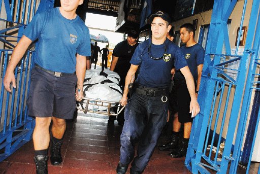 El cuerpo fue trasladado hasta Puntarenas en una embarcaci&#x00F3;n del Servicio Nacional de Guardacostas y luego remitido al Complejo Forense, en San Joaqu&#x00ED;n de Flores. Ronny Soto.