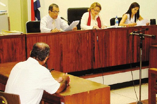 Navarro en primer plano y, de izquierda a derecha, los jueces Antonio Barrantes, Gabriela Le&#x00F3;n y Blanca Salas. E. Chinchilla.