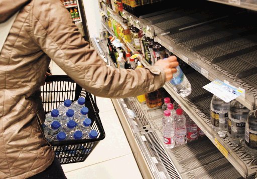 En un un supermercado deTokio, esta mujer arras&#x00F3; con muchas botellas con agua importadas desde Francia. Reuters.