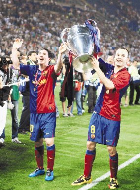   Con gol incluido, Messi levant&#x00F3; la orejona junto a Iniesta. Vencieron en la final de las Champions League del 2009, disputada en Roma, al Manchester United, 2-0.