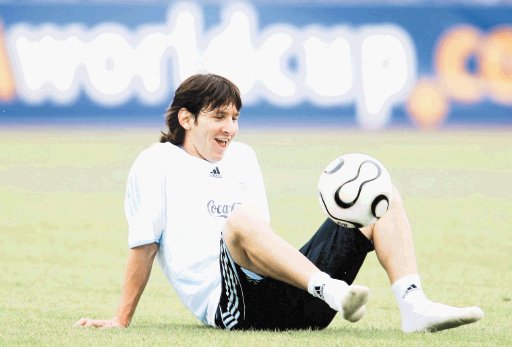 &#x201C;Messi provoca movilizaciones en todos lados, como Maradona en su &#x00E9;poca&#x201D;, dijo Bilardo. 