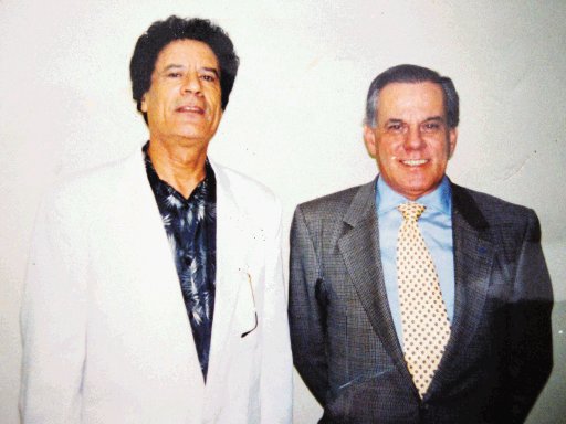 Gadafi y Ribeiro juntos en 1994, en Trípoli. AP.