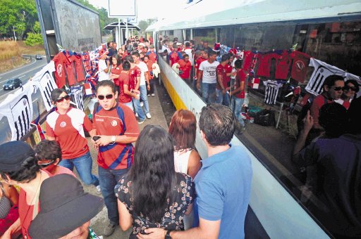 Cientos de aficionados viajaron al estadio en tren. Alexander Otárola.